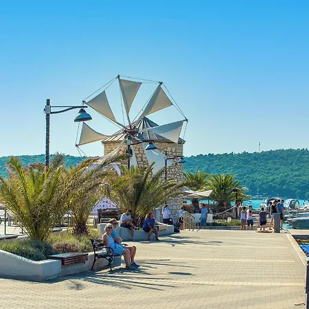 2 Bedroom Cozy In Apartment *