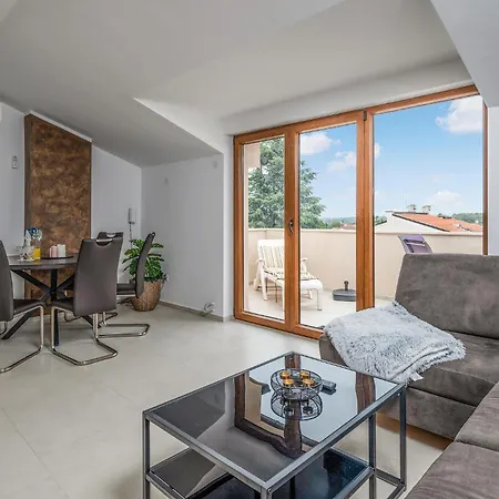 Apartment 2 Bedroom Cozy In *